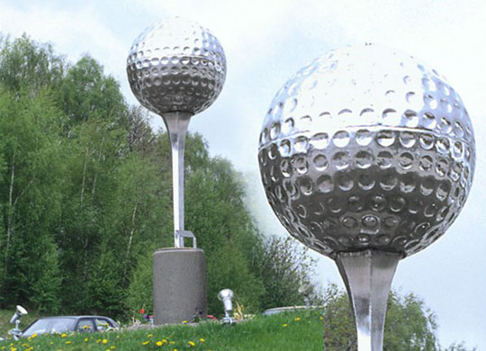 Två stora golfbollar i rostfritt stål